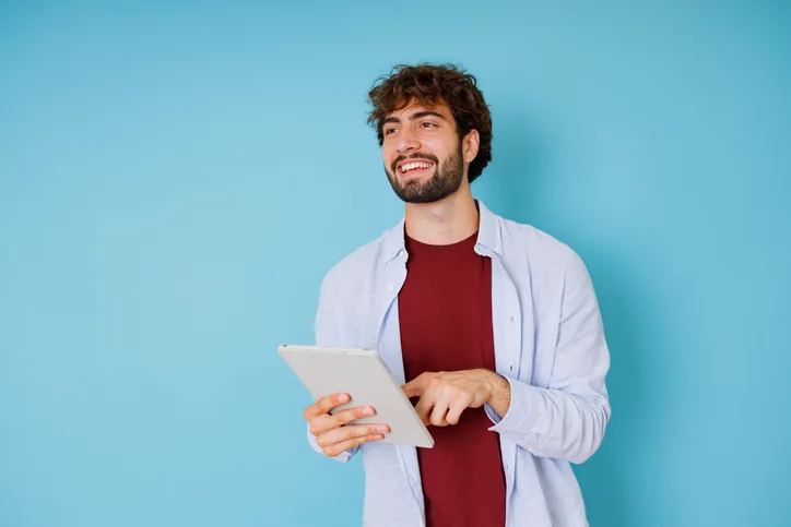 Jonge man met tablet als symbool voor vertrouwen op de werkvloer