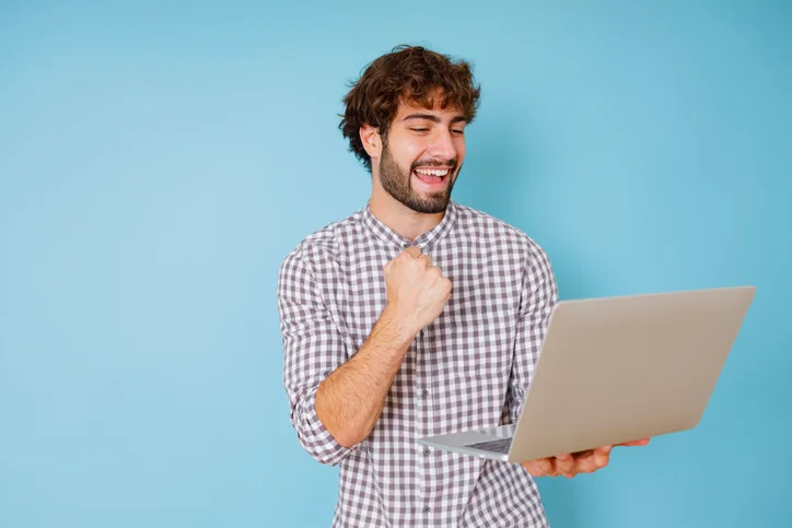 Blije man met laptop als symbool voor het ontdekken van onbenut talent