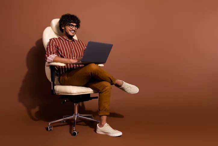 Jonge man met laptop als symbool voor een detacheerder die de intake als strategisch verkenningsgesprek inzet.