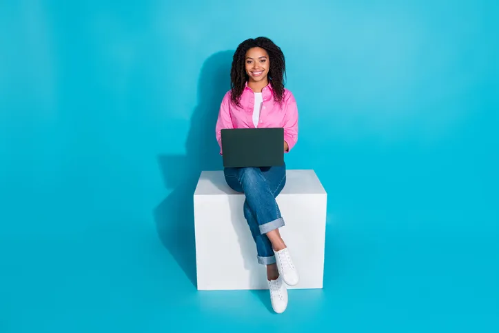 jonge vrouw met laptop als symbool voor een HR medewerker die let op een cultuurfit, maar weet wanneer deze innovatie kan remmen