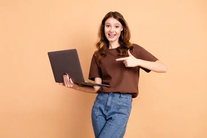 Jonge vrouw met laptop als symbool voor het bijhouden van een succesvolle talentpool