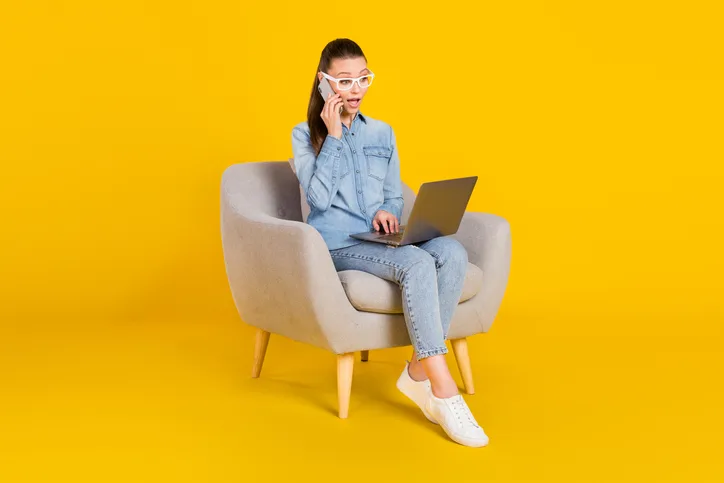 Jonge vrouw met laptop op schoot als symbool van een goede preboarding bij detachering