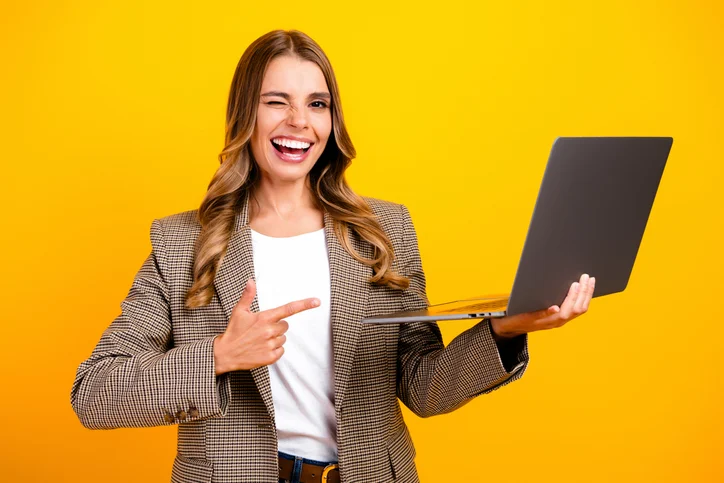 Jonge vrouw met laptop als symbool van AI en mentale belasting
