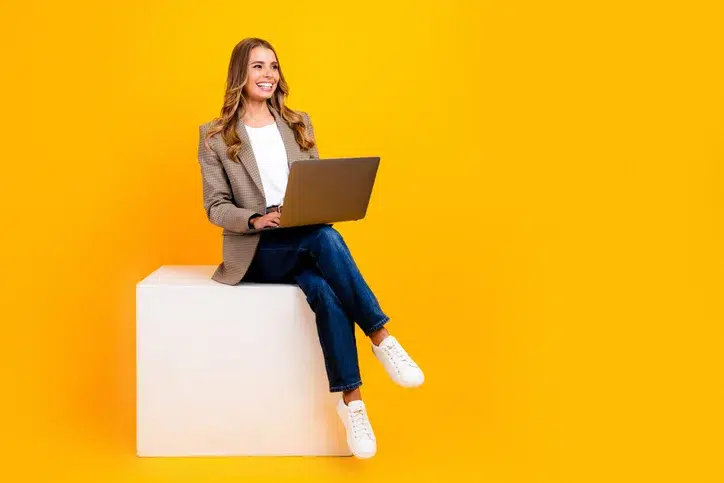 Jonge vrouw met laptop als symbool voor een HR medewerker die zich bezighoudt met expertise en promotie