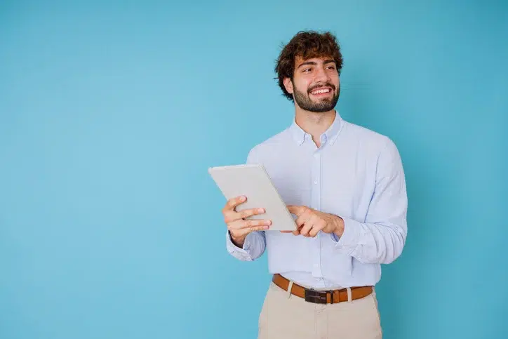 Jonge man met notitieboek als symbool van samen beslissen en het sterker maken van gezamenlijke besuitvorming
