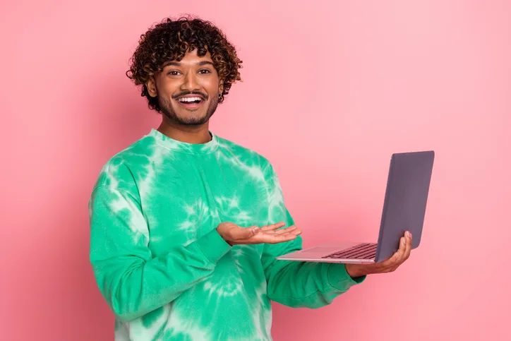 Jonge man met laptop als symbool voor AI in recruitment