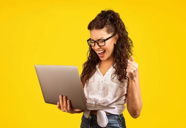 Jonge vrouw met laptop als symbool voor een HR medewerker die zicht bezighoudt met verschillende soorten leiderschap