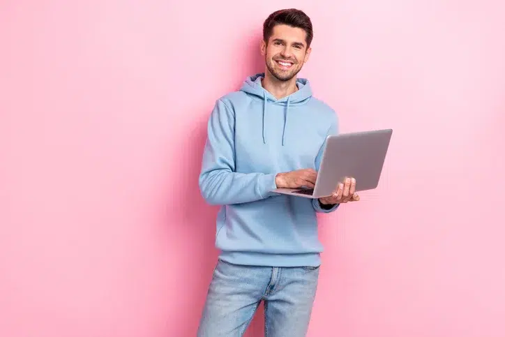 Jonge man met laptop als symbool voor een recruiter die niet alleen uitvoert, maar ook adviseert