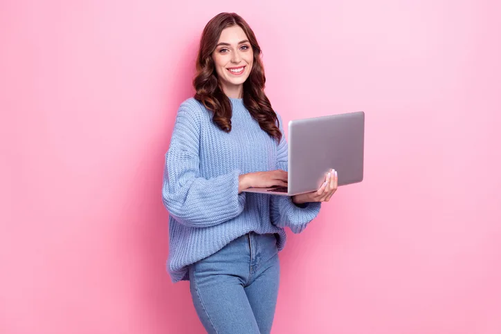 Jonge vrouw met laptop als symbool voor voorbereid zijn op de Wtta